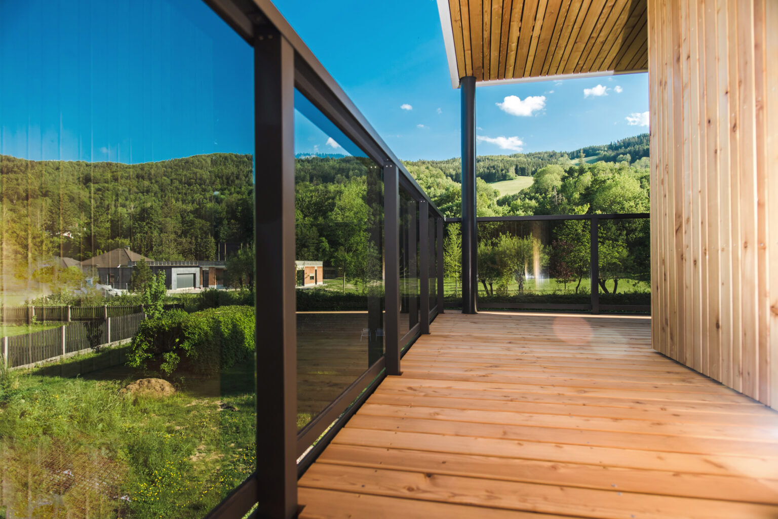 Blick ins Gruene mit Alu Design Merida Balkon