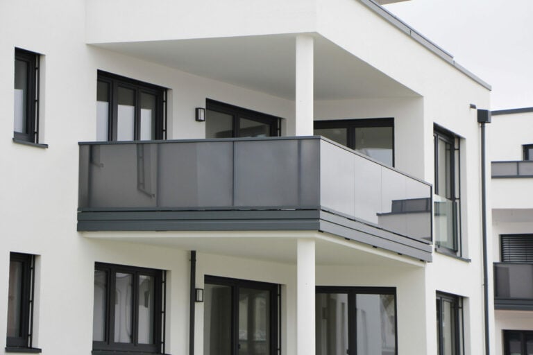 Moderne Terrasse mit Alu Design Merida Balkon