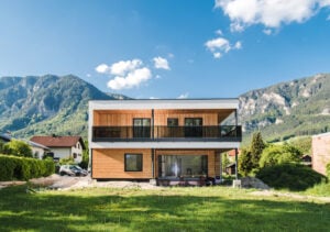 Modernes Holzhaus in den Bergen mit Alu Design Merida Balkon