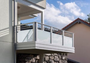 Modernes Mehrfamilienhaus mit Alu Design Casa Linea Balkon