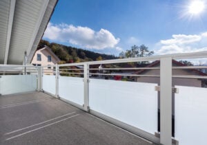 Viele Sonnenstunden genießen mit Alu Design Casa Linea Balkon