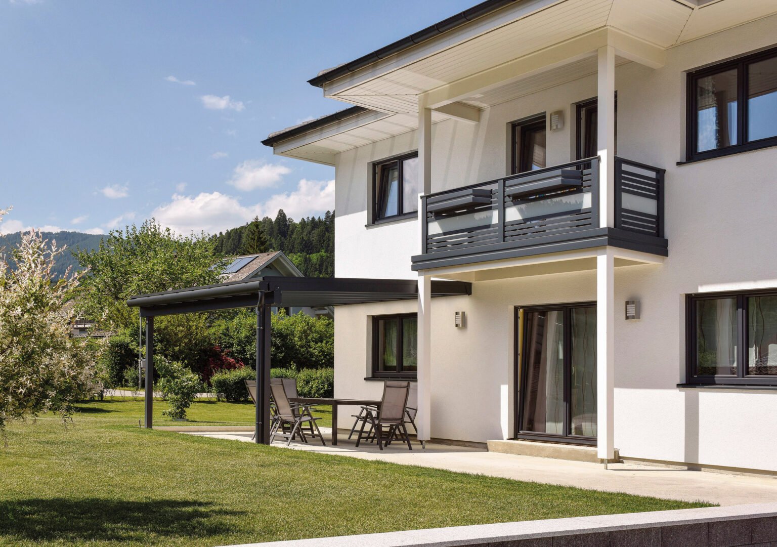 Modernes Einfamilienhaus bei Wolkenspiel mit Alu Select Imola Balkon