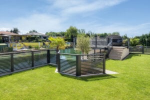 Alubalkon Barcelona im schoenen Garten am See als Sonderanfertigung