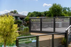 Alubalkon Barcelona mit Edelstahlstreben und Dreieckssprossen am See