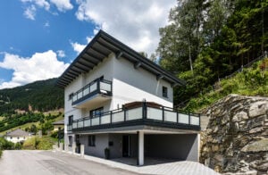 Modernes Haus mit Alu Design Verde Balkon