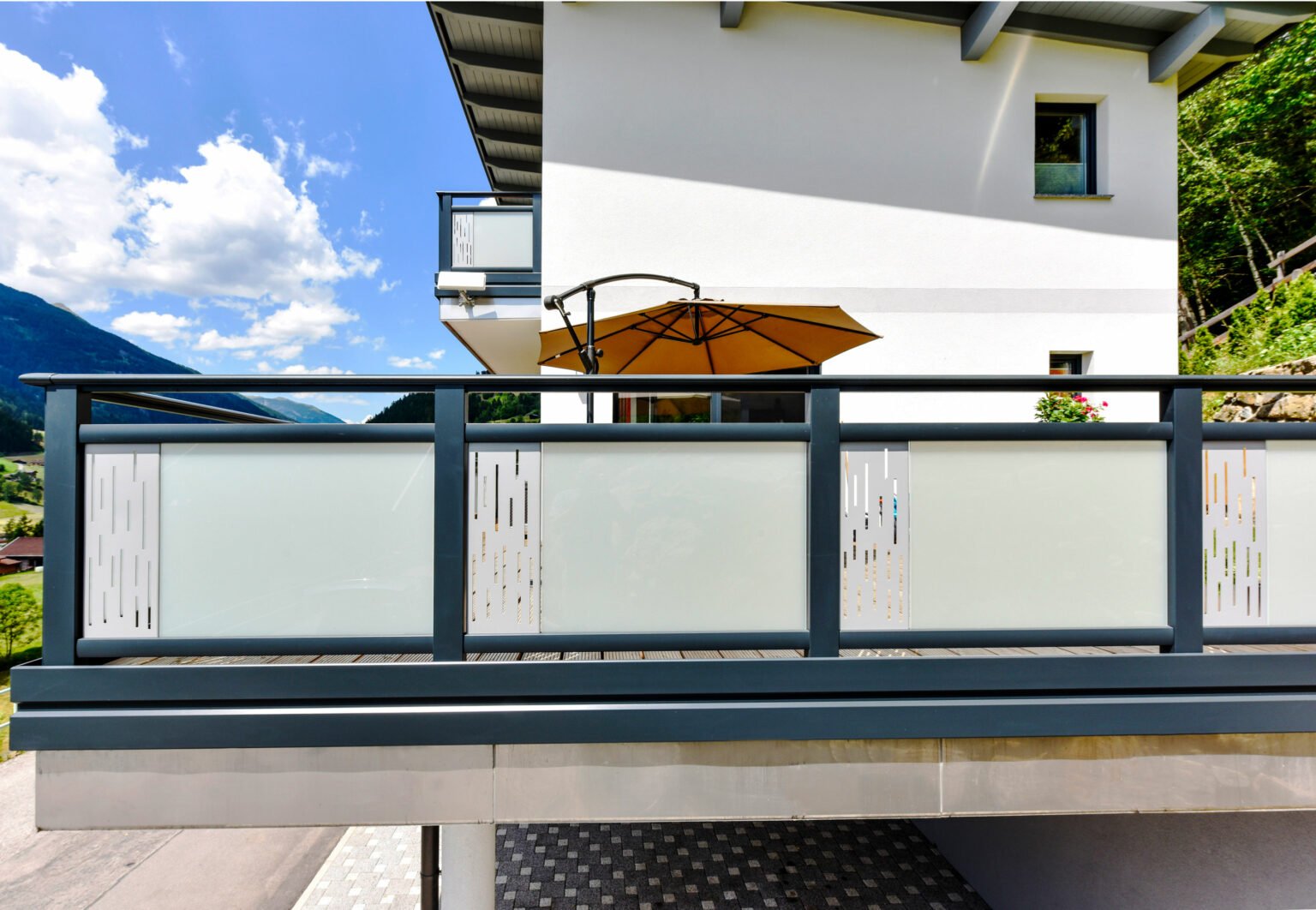 Weißes Einfamilienhaus Moderne Terrasse mit Alu Design Verde Balkon