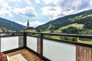 Dorfblick mit Alu Design Verde Balkon