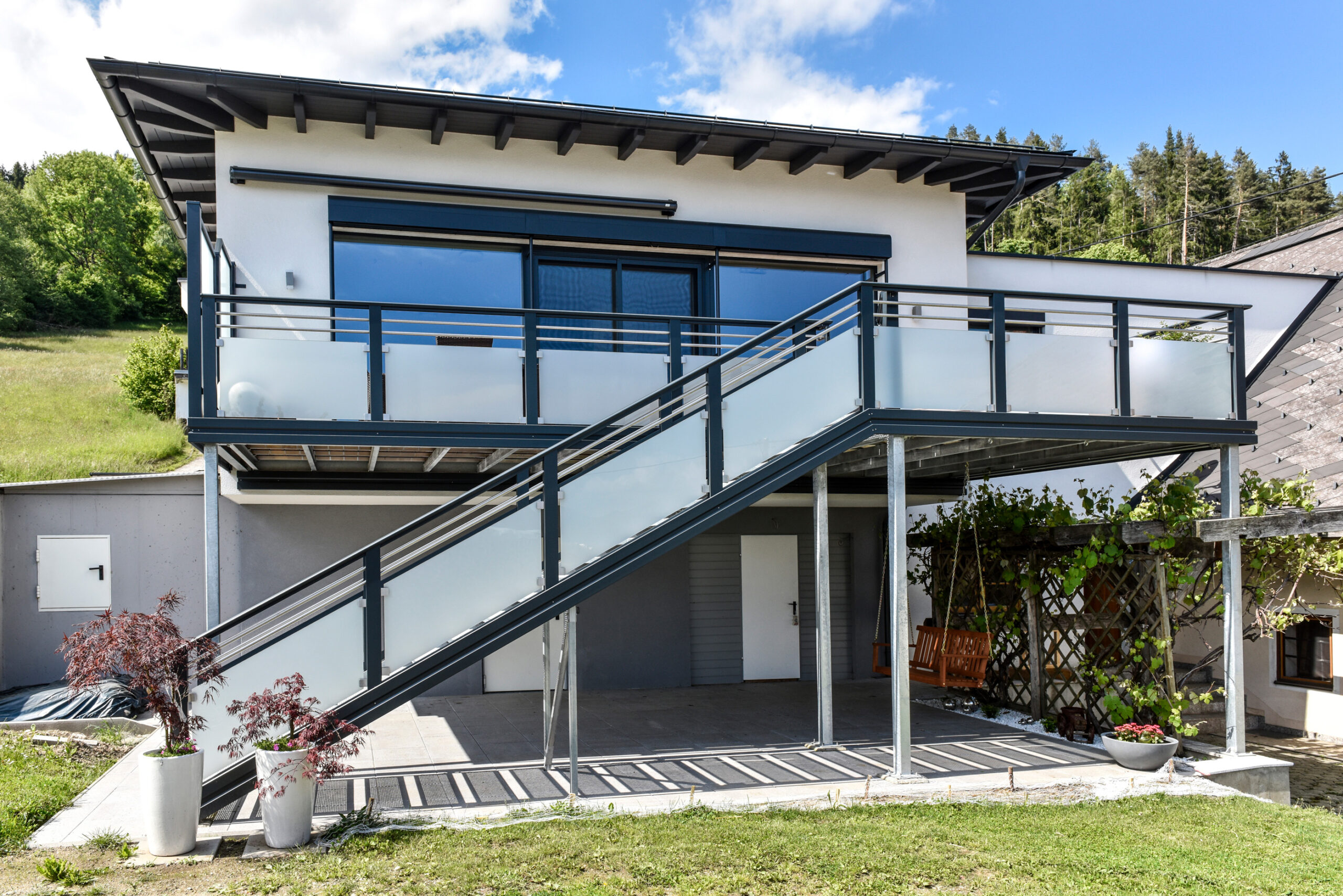 Gepflegtes Einfamilienhaus mit Alu Design Casa Linea Balkon