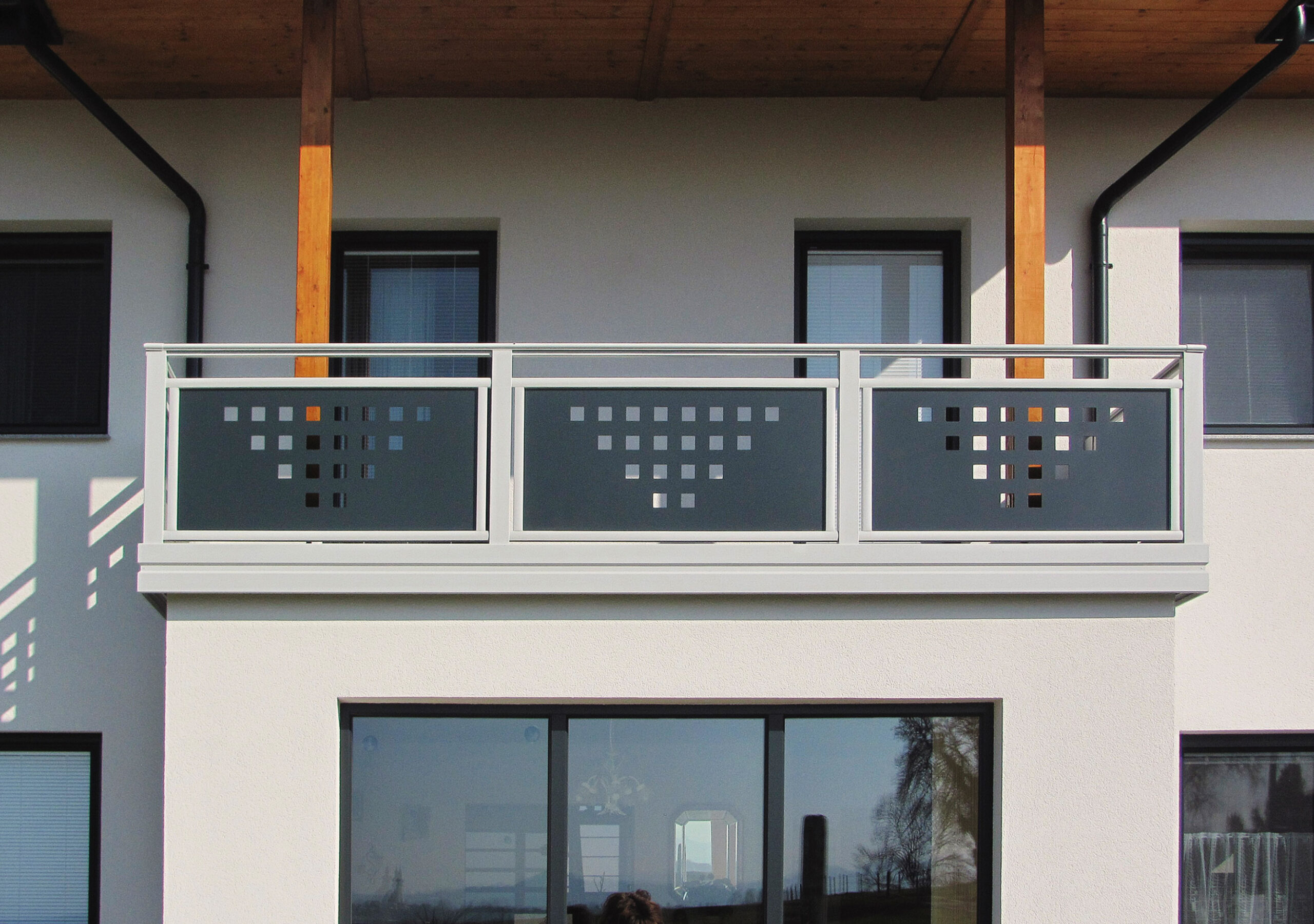 Terrasse mit Holzbalken und Alu Design Casa Forma Balkon