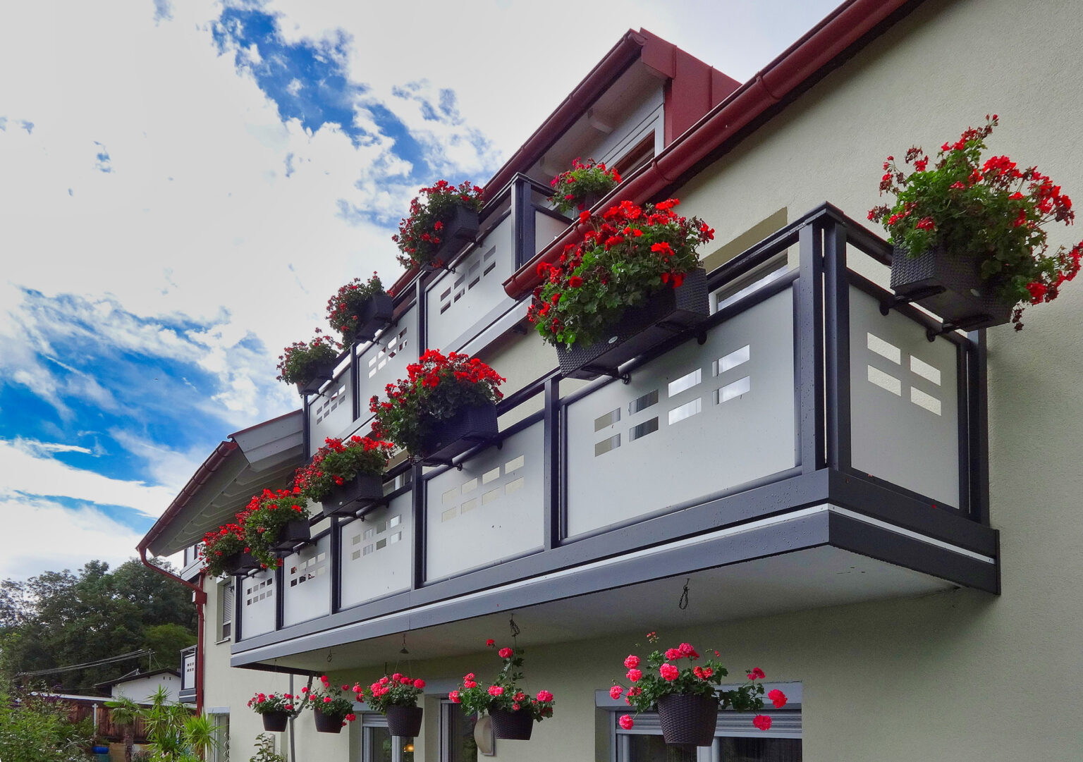 Huebsche Balkonblumen mit Alu Design Casa Luna Balkon