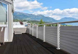 Schicker Whirlpool mit Ausblick mit Alu Design Villach Balkongelaender