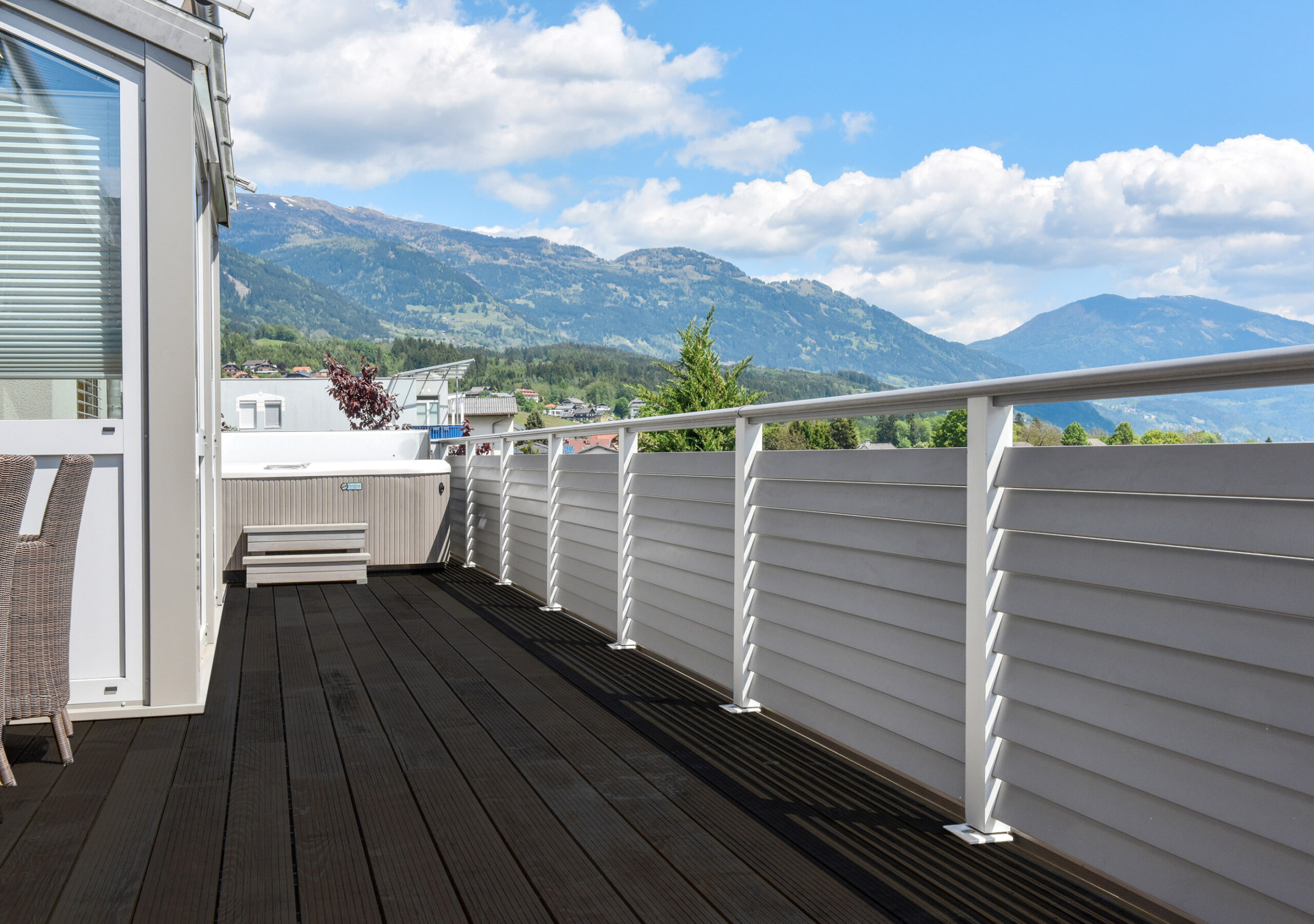 Schicker Whirlpool mit Ausblick mit Alu Design Villach Balkongelaender