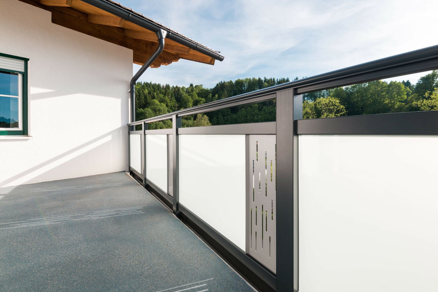 Moderne Terrasse mit Alu Design Verde Balkongeländer