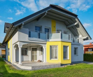 Grosszuegiges Wohnhaus bei blauem Himmel Gemütliche mit Alu Design Verde Balkon