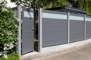 Aluzaun Ambito Prestige mit Gehtuer im Garten