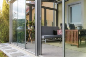 Schiebeelemente bei einem Sommergarten mit Solareindeckung