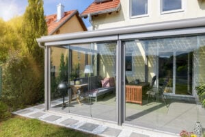 Sommergarten mit Solareindeckung und Schiebeelementen