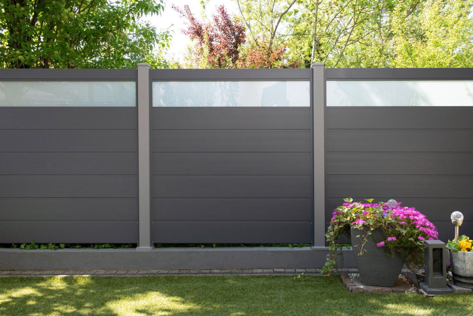 Zaun aus Aluminium Ambito Prestige mit Glaseinsatz und Dekorprofilen