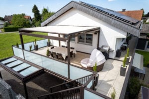 Anbaubalkon mit Überdachung und Balkongeländer Vital inklusive Boden in Feinsteinzeugplatten