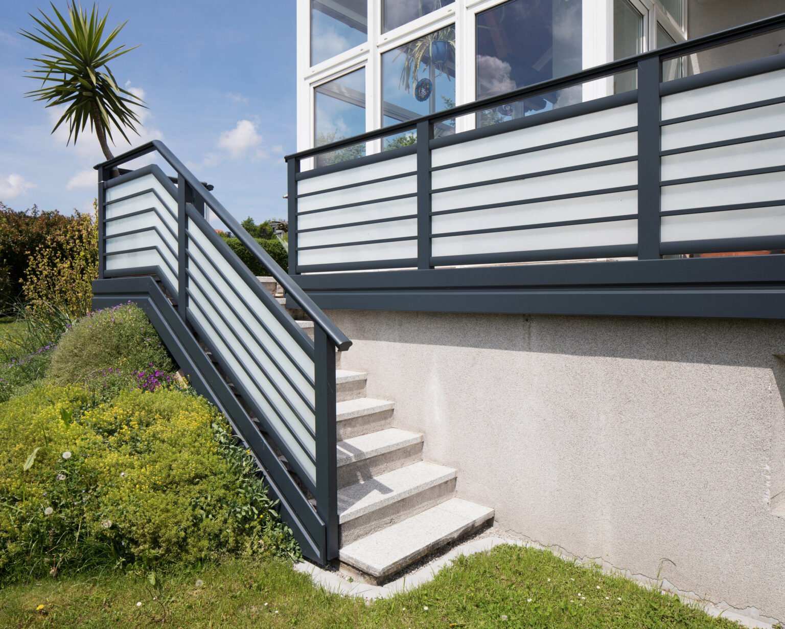 Treppe in den Garten mit Alu Design Janus Balkongeländer