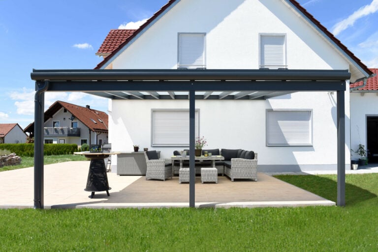 Renoviertes Einfamilienhaus mit Alu-Terrassenüberdachung