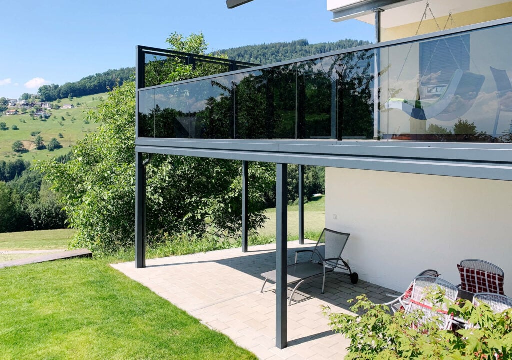 Liegestuhl im Schatten mit Alu-Anbaubalkon