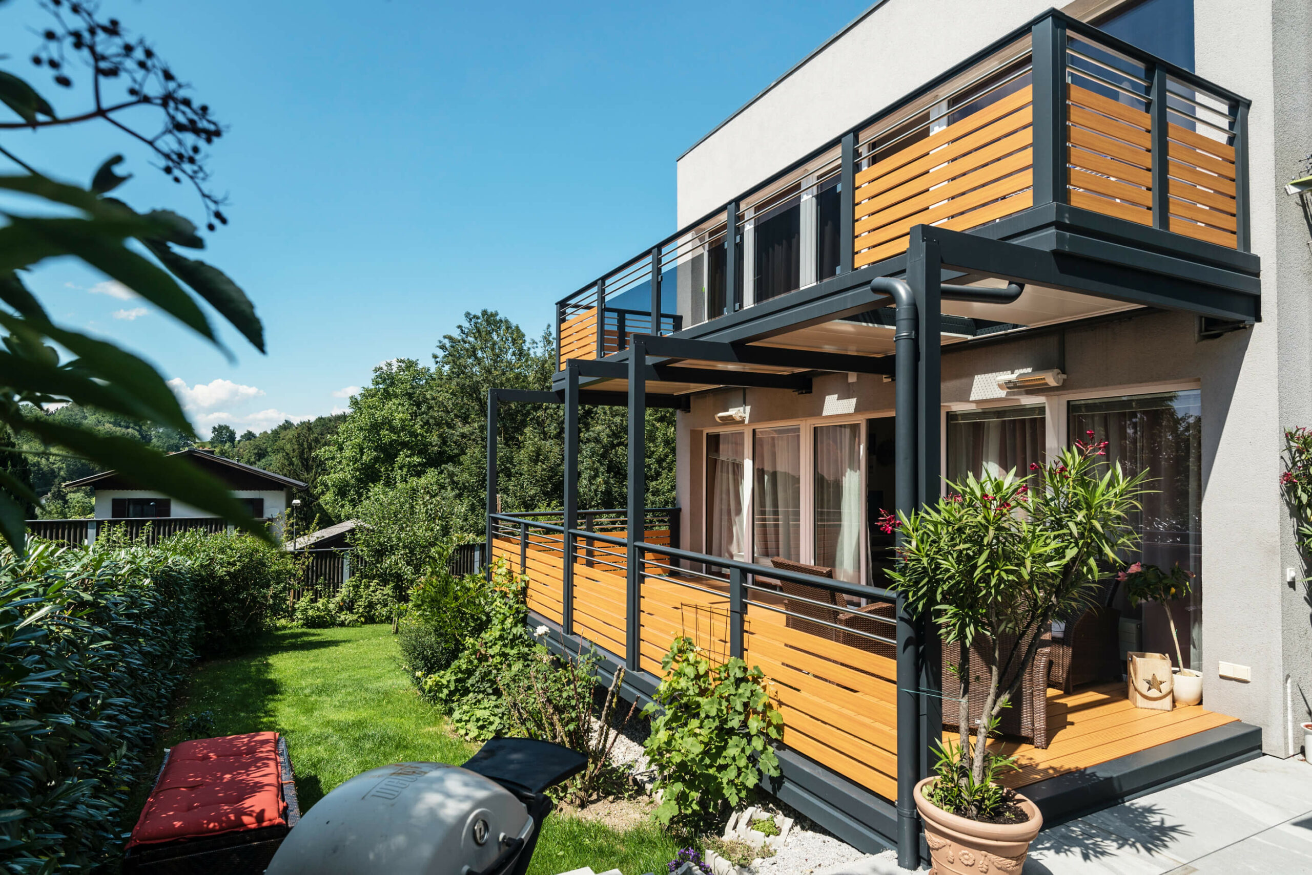 Griller im Garten mit Alu-Anbaubalkon