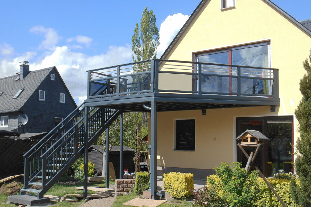 Dunkle Alustiege als Zugang zum Alu-Anbaubalkon