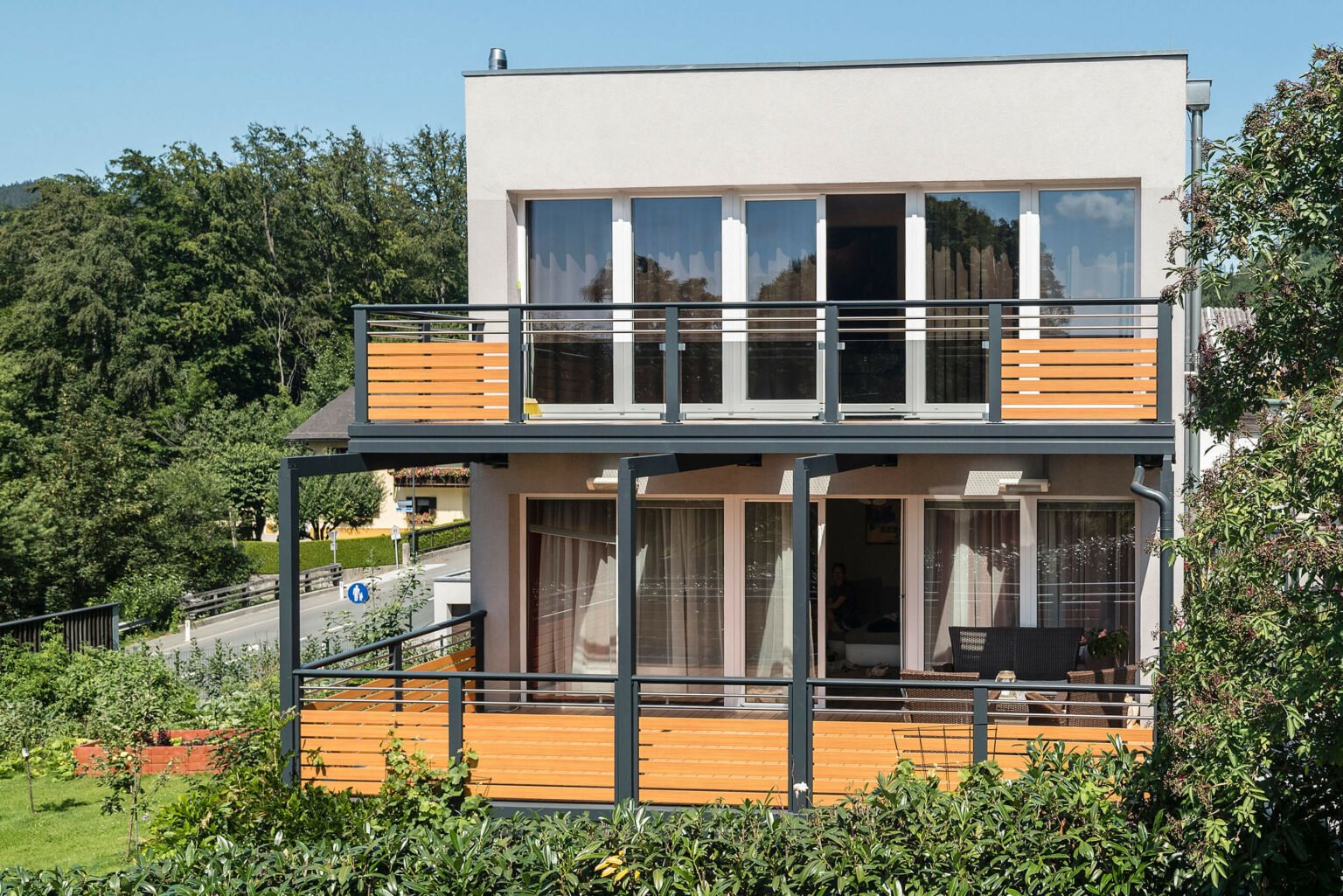 Moderner Würfle mit Alu-Anbaubalkon in Holzoptik