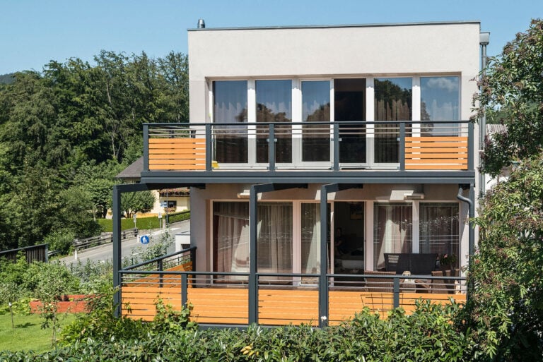 Moderner Würfle mit Alu-Anbaubalkon in Holzoptik