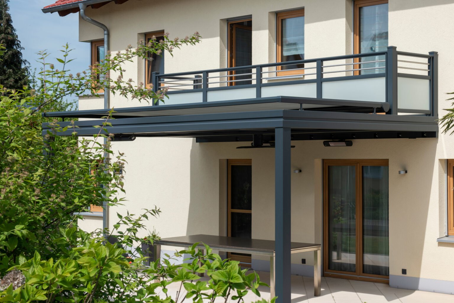 anbaubalkon mit stuetzen ueberdachung balkongelaender markise kombination atrium 21