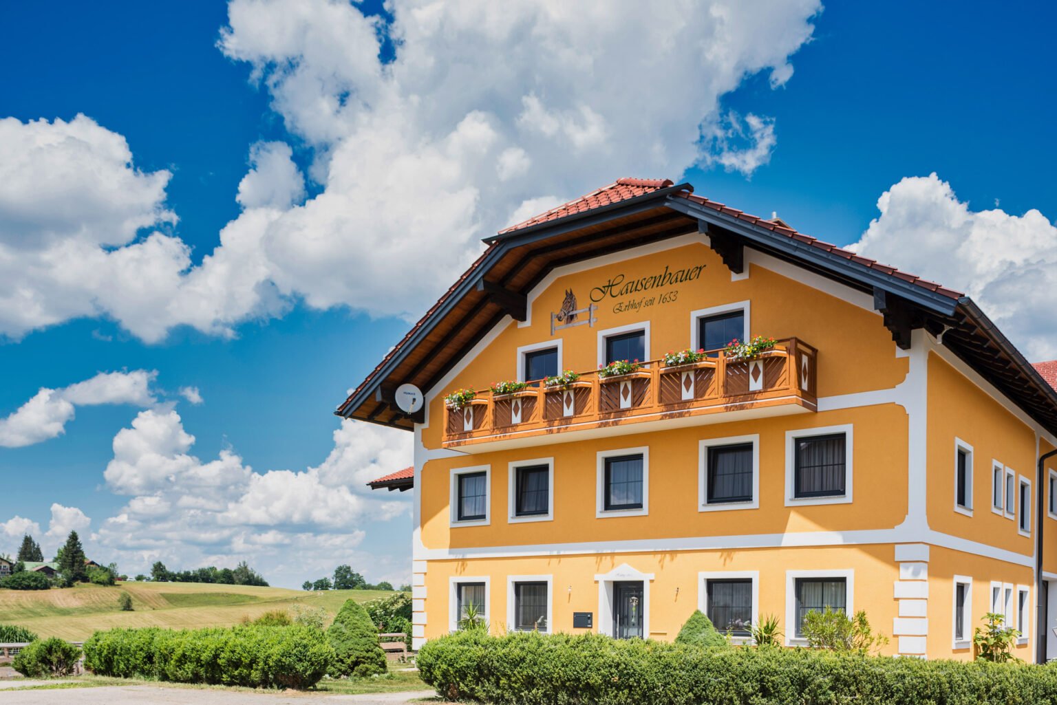 Idyllisches Landhaus mit Alu Classic Leipzig Balkongeländer