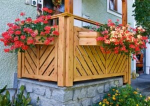 Blühende Balkonblumen mit Alu Classic St. Pölten Balkongeländer