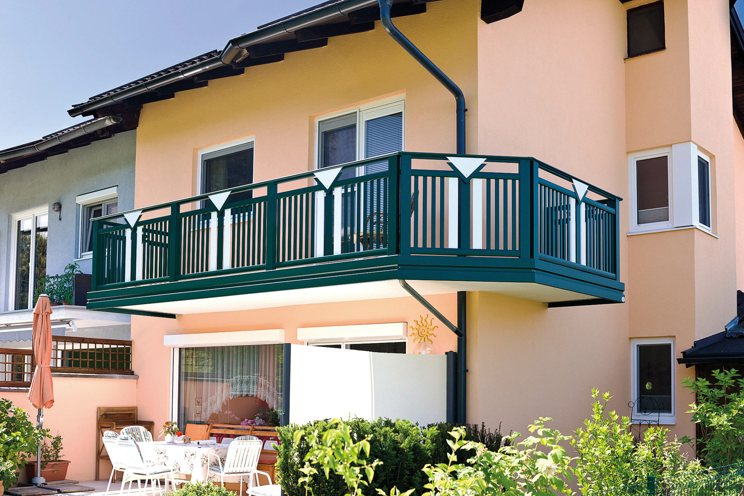 Rosa Hausfassade mit Alu Classic Umbria Balkongeländer
