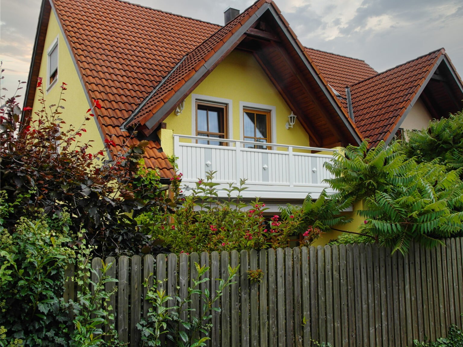 Spitzdach mit Alu Classic Villingen Balkongeländer