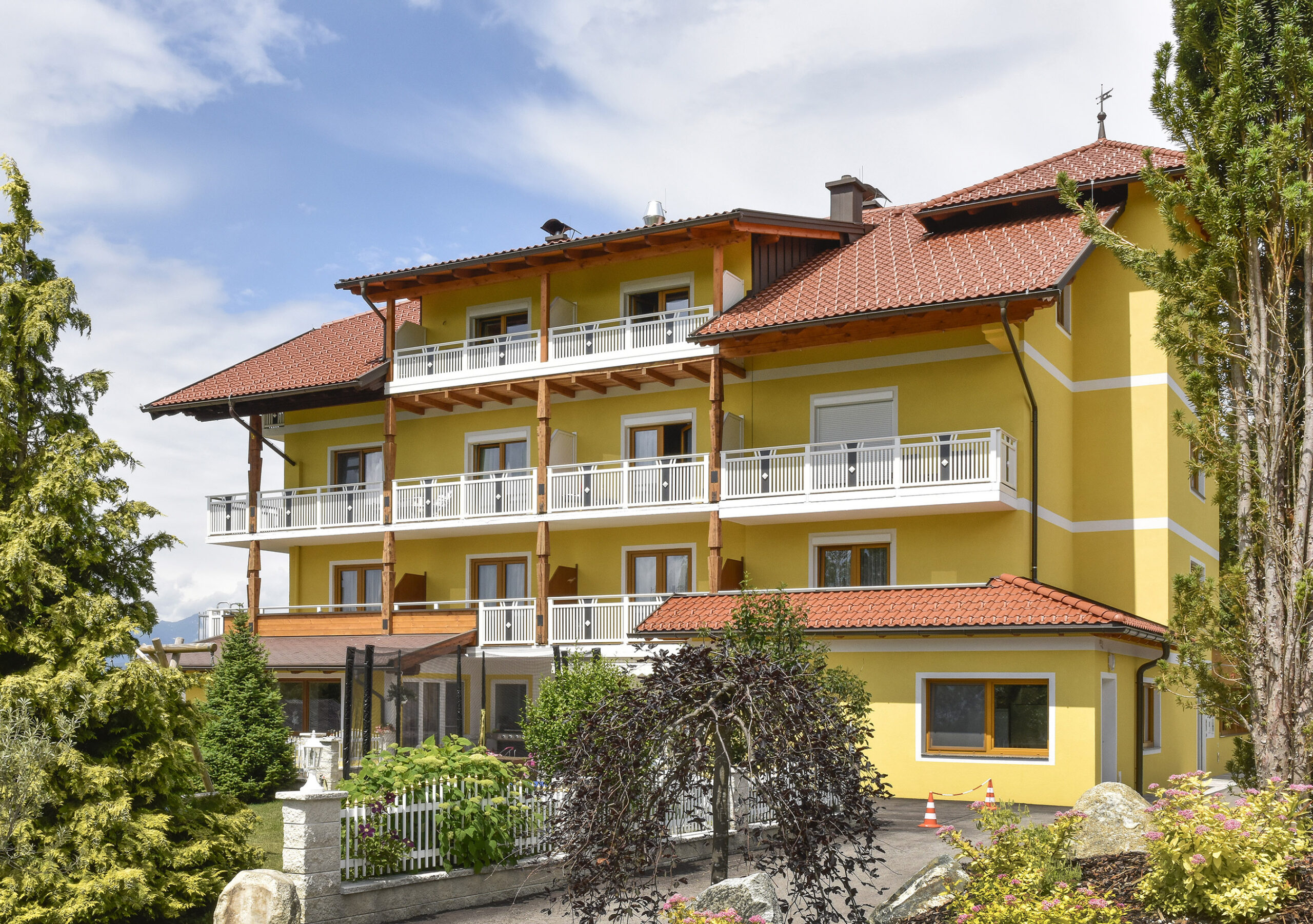 Traditioneller Gasthof mit Alu Classic Zürich Balkongeländer