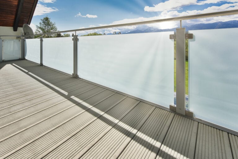 Sonniges Plätzchen mit Alu Design Glas Balkongeländer