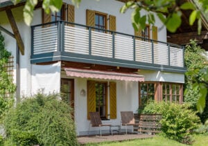 Gemütliche Terrasse mit Alu Design Granada Balkongeländer