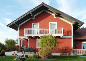 Rotes Einfamilienhaus mit Alu Design Lombardei Balkon