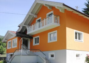 Oranges Einfamilienhaus mit Alu Design Lombardei Balkongeländer