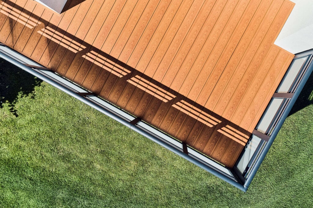 Renovierte Terrasse mit Aluboden in Holzoptik