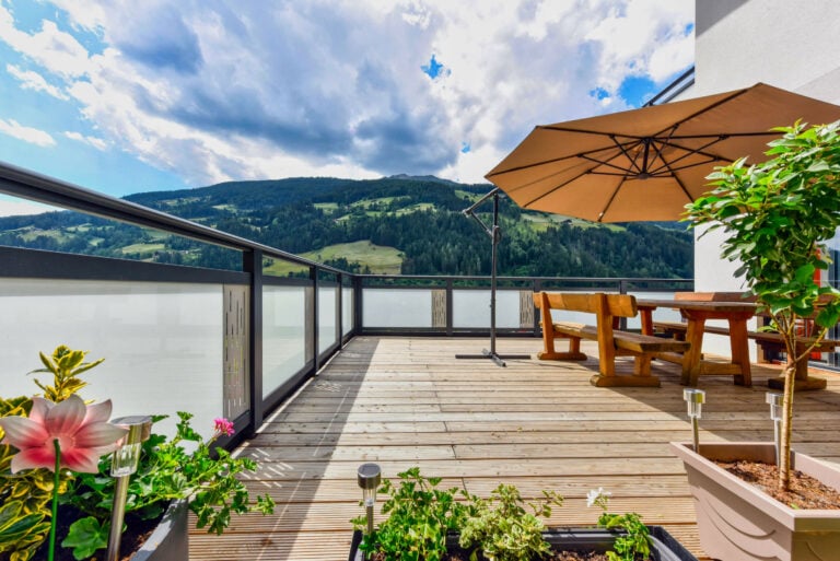 Großzügige Terrasse mit Balkonboden aus Holz