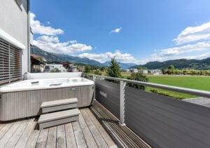 Whirlpool am Balkon mit Terrassenboden aus Holz