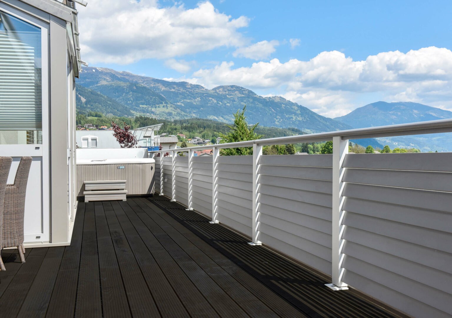 Look in schwarz und weiß mit Terrassenboden aus Holz