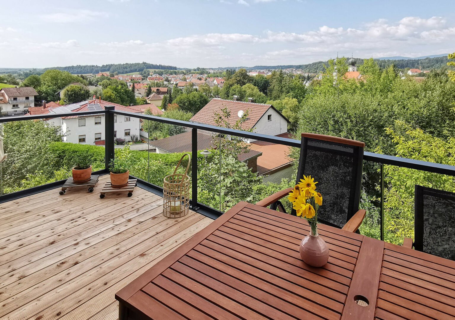 Aussicht ins Grüne mit Holz Terrassenboden