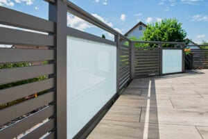 Aluminium mit Glaseinsätzen und Alu Design Granada Balkongeländer