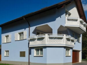 Blaues Haus mit weißem Alu Classic Kassel Balkongeländer