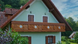 Fensterläden aus Holz mit Holz Classic Gastein Balkongeländer