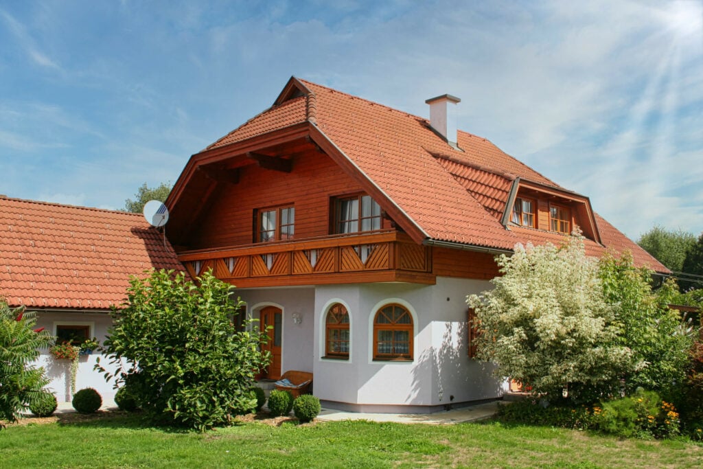 Gemütliches Einfamilienhaus mit Holz Classic Hahnenkamm Balkongeländer