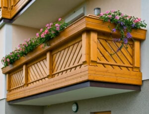 Balkonblumen in Rosa und Lila mit Holz Classic Klagenfurt Balkongeländer